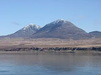 Vue de deux des Paps of Jura depuis Caol Ìla sur Islay.