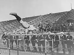 Gymnaste aux barre parallèles.