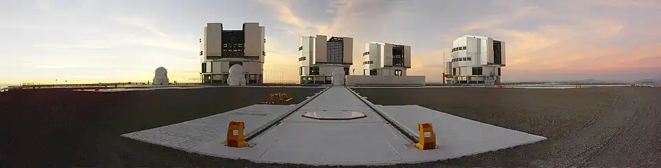 Vue panoramique sur les quatre UT, avec le grand rail des AT (permettant d'avoir une longueur de base de 200&nbsp;m).