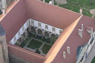 Vue aérienne du cloître du prieuré.