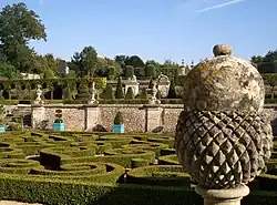 parterre de broderies, murets, balustrades et sculptures de pierre