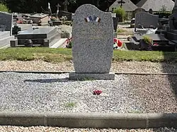 Carré militaire avec mémorial au cimetière.