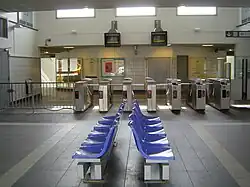 En entrant dans la gare, au fond les portillons vers les quais.