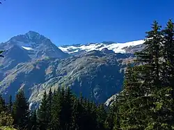 Vue de la dent Parrachée à gauche et du dôme de l'Arpont au centre surplombant le cône de déjection de Termignon-Sollières.