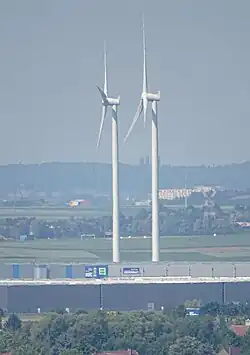 Deux des quatre éoliennes.