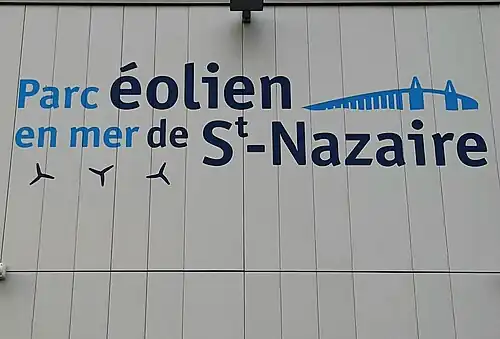 Logo du parc sur la façade de la base de maintenance au port de La Turballe