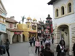 La rue Via Antiqua vue depuis le centre du parc.