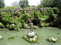 Cascade de rocaille et L'Homme aux oiseaux de Jean-Michel Folon.
