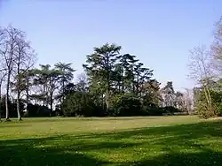 Le parc de l'hôtel de ville.