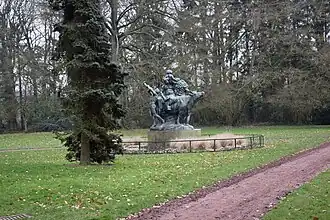 Sculpture de l'Abondance dans le parc.