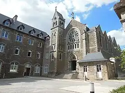 Le couvent dans la partie haute avec la chapelle.