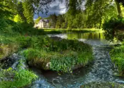 Un plan d'eau et des canaux.