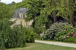 Une vue du parc et du château.