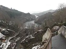 Vue sur le Gier en aval du barrage de retenue de la Rive (42).