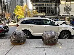 Station 6, Trois sœurs (Agriculture) - Vue en situation des deux sphères de bronze de MC Snow (à gauche) et Kyra Revenko (à droite)