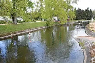 Rivière artificielle avec parcours de canoë-kayak aménagé