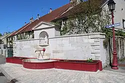 Fontaine près de la mairie.