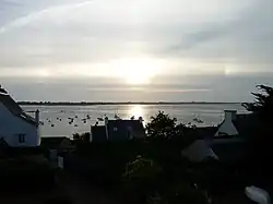 Photographie d'un parhélie prise le 16 août 2010, à 20&nbsp;h&nbsp;39, à l'entrée du golfe du Morbihan (commune d'Arzon).