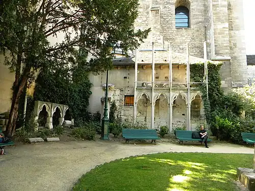 Le square est adossé à l'église de Saint Germain des Prés et accueille notamment des vestiges de l'ancienne chapelle de la Vierge démolie en 1802...