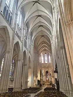 La nef côté chœur.