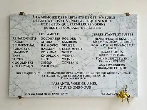 Plaque dans le passage.