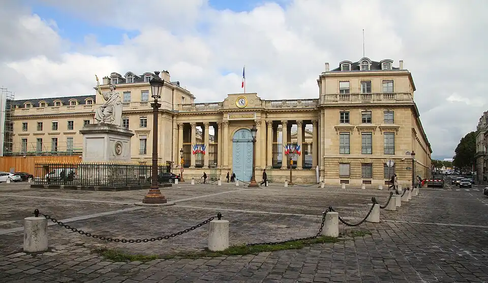 Place et entrée du Palais Bourbon.