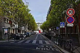 30&nbsp;km/h à l'entrée d'une rue résidentielle de Paris.