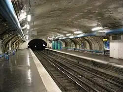 Sur les quais, travaux de remise à nu des faïences d'origine, en février 2006.