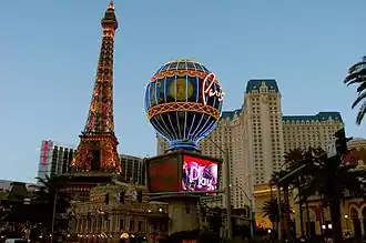 Extérieur de l'hôtel-casino Paris Las Vegas de Las Vegas, Nevada, avec une reproduction de la tour Eiffel haute de 165&nbsp;m.