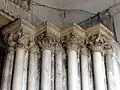 Chapiteaux à droite.