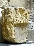 5e&nbsp;arcade, chapiteau côté est « chapiteau à longues figures ».