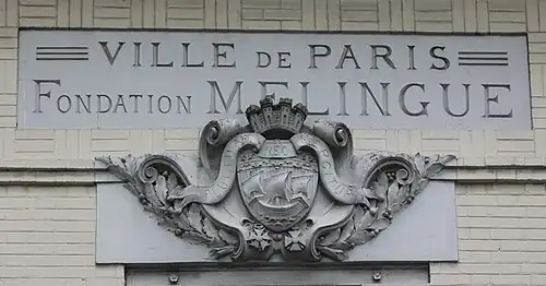 Blason de Paris sur la façade de la fondation.