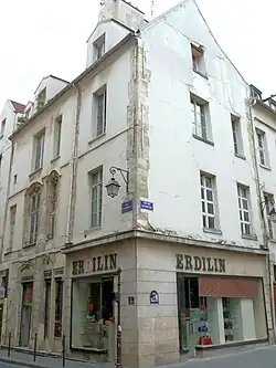 No&nbsp;84, rue du Temple, à l'angle de la rue des Haudriettes.