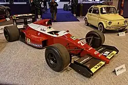 Vue d'une monoplace rouge