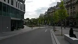 Vue prise en bas de la rue ; à gauche : l'immeuble Strato.