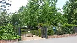 Entrée du square, au fond à gauche : bâtiment de l'hôtel.