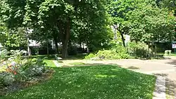 Vue à l'intérieur du square (au fond, les bâtiments de Sainte-Croix de Neuilly).