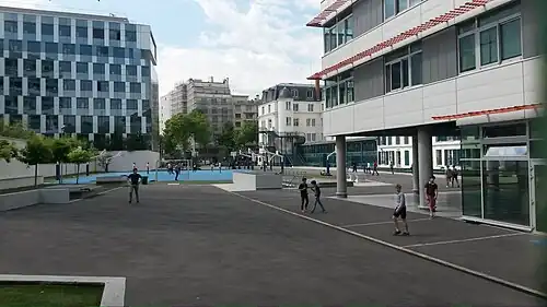 Les bâtiments vus depuis le square du Cardinal-Petit-de-Julleville, en 2015.