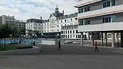 Vue à l'intérieur du square vers les bâtiments de Sainte-Croix de Neuilly.