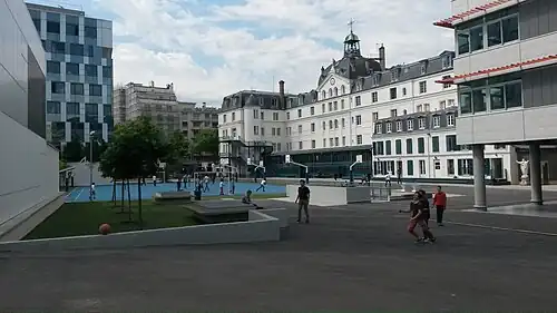 Les bâtiments vus depuis le square du Cardinal-Petit-de-Julleville, en 2015.