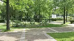 Vue à l'intérieur du square vers le boulevard périphérique.