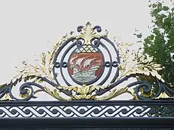 Blason situé au-dessus de la grille d'entrée de l'école Estienne, boulevard Auguste-Blanqui, Paris 13e.