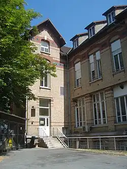 Entrée rue de la Colonie de l'hôpital privé des Peupliers.