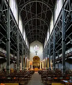 Vue générale de la nef avec ses structures métalliques.