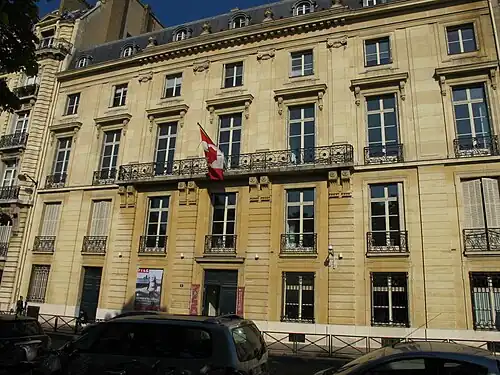 No&nbsp;5 : ancien siège du Centre culturel canadien.
