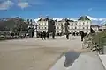 Le Sénat depuis le jardin du Luxembourg, des chaises le long des allées.