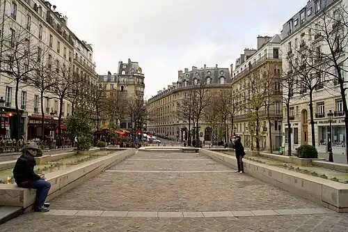 La place en direction du boulevard Saint-Michel (vers l'ouest).