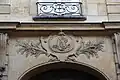 Détail du cartouche sculpté au dessus de la porte cochère.