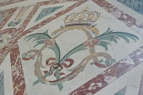 À l'intérieur, les sols en marbre sont décorés de délicates marqueteries de marbres polychromes.