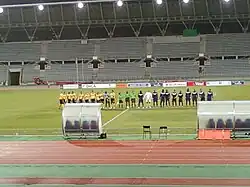Les joueurs de l'US Quevilly et du Paris FC se présentent face au public avant le match.